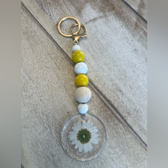New - White Daisy Resin Keychain - Picture 2 of 4
